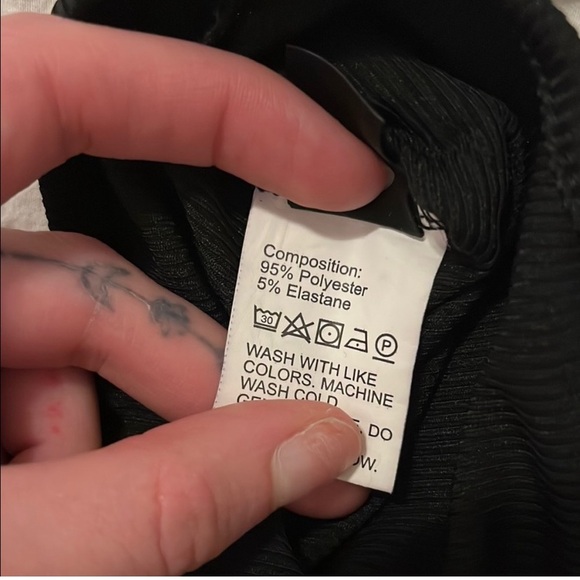 SHEIN Black Cutout Chain Strap Crop Top - Picture 4 of 5